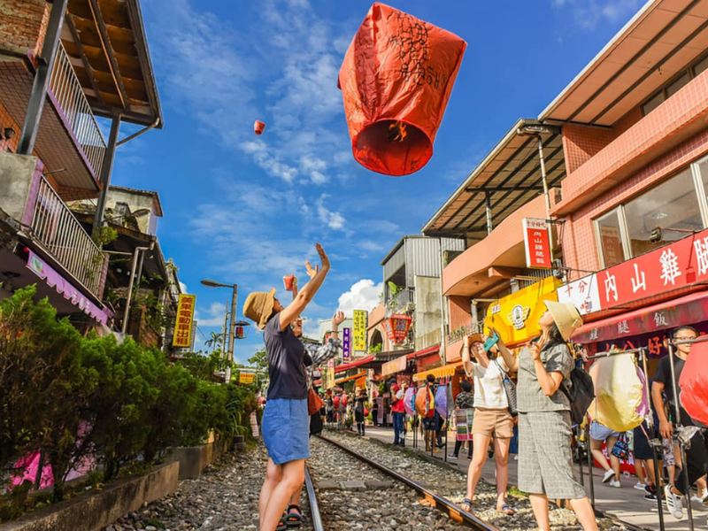 Tham gia thả đèn lồng tại Làng cổ Thập Phần