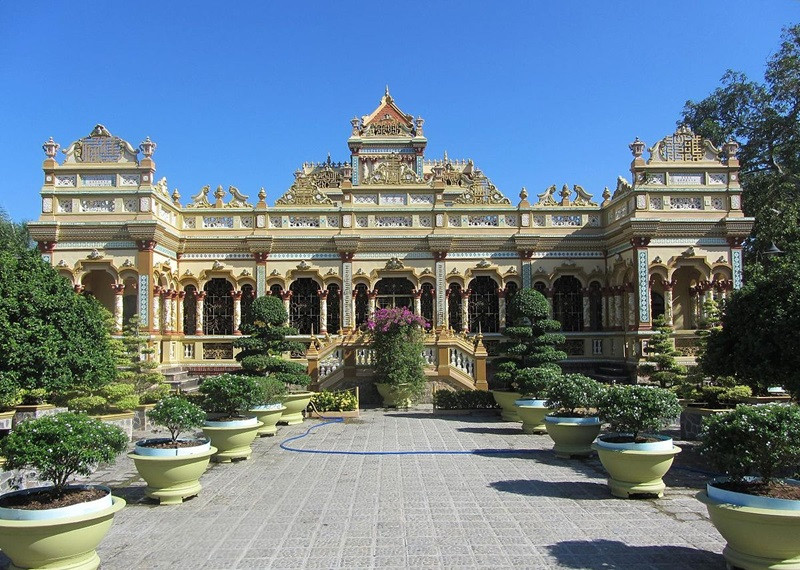 Khuôn viên chùa Vĩnh Tràng Tiền Giang