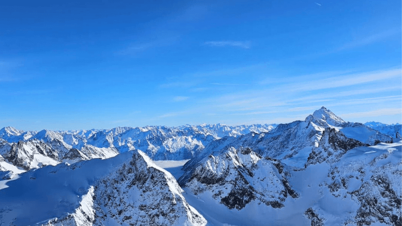  Núi Titlis được tuyết bao phủ trắng xóa