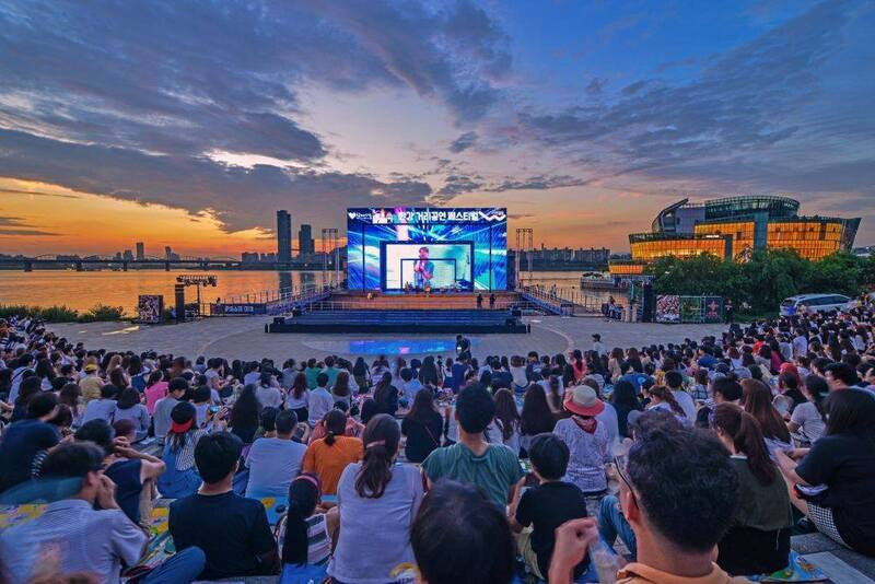 Show trình diễn miễn phí trước thềm bắn pháo hoa