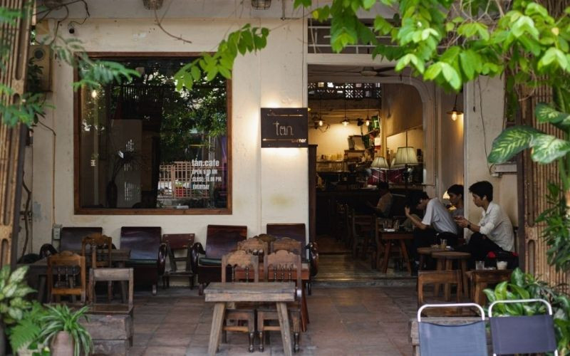 Màu nâu là gam màu chủ đạo tại Tân Cafe