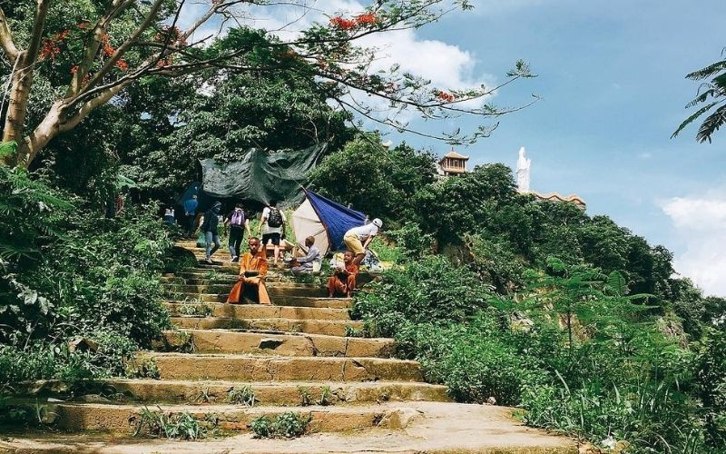 Những bậc thang dẫn lên chùa Châu Thới Những bậc thang dẫn lên chùa Châu Thới