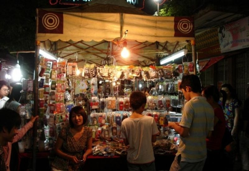 Chợ đêm Lĩnh Nam với ẩm thực đa dạng và không khí sôi động Chợ đêm Lĩnh Nam với ẩm thực đa dạng và không khí sôi động