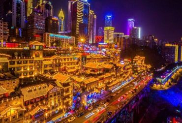 Hồng Nhai Động về đêm rực rỡ ánh đèn