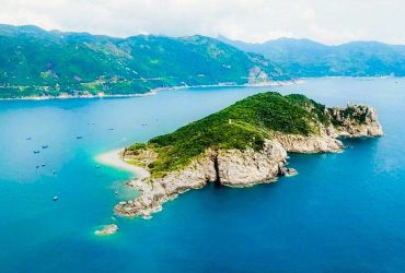 Nhìn trên cao Hòn Nưa trông như một chú khủng long khổng lồ